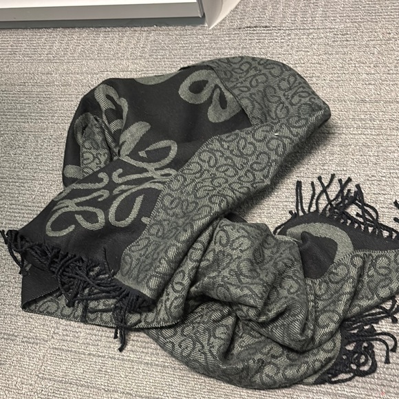 Elegant Black and Gray Patterned oversized Scarf - Picture 3 of 10
